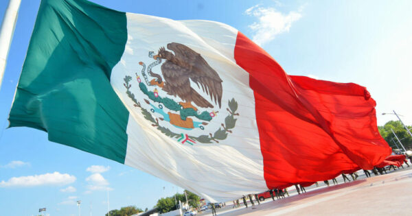 bandera monumental en Mexico